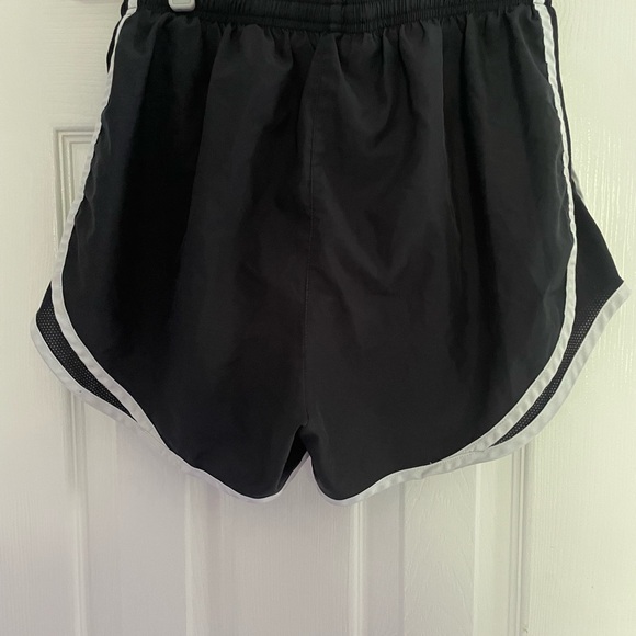 Nike women’s running shorts - Picture 3 of 4